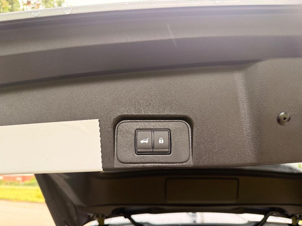 Nissan Rogue Vehicle Full-screen Gallery Image 10