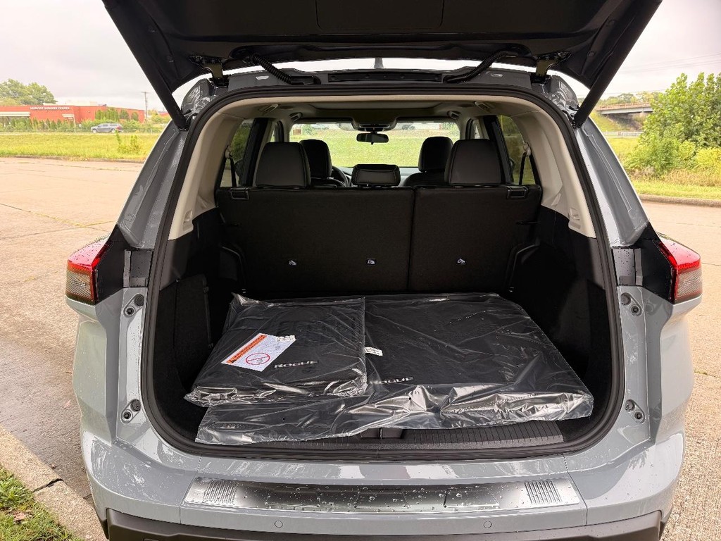 Nissan Rogue Vehicle Full-screen Gallery Image 11