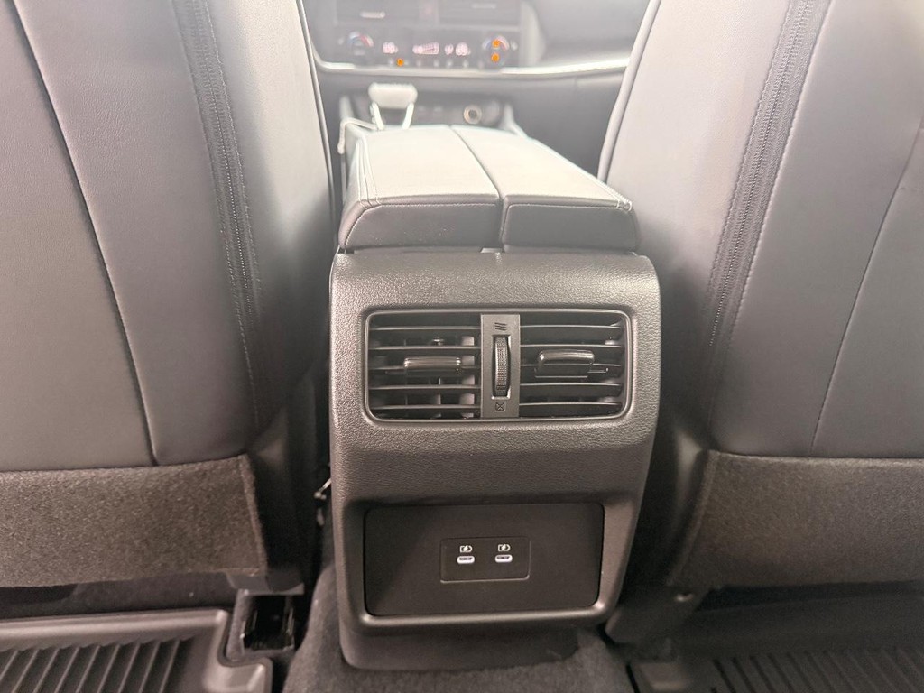 Nissan Rogue Vehicle Full-screen Gallery Image 12