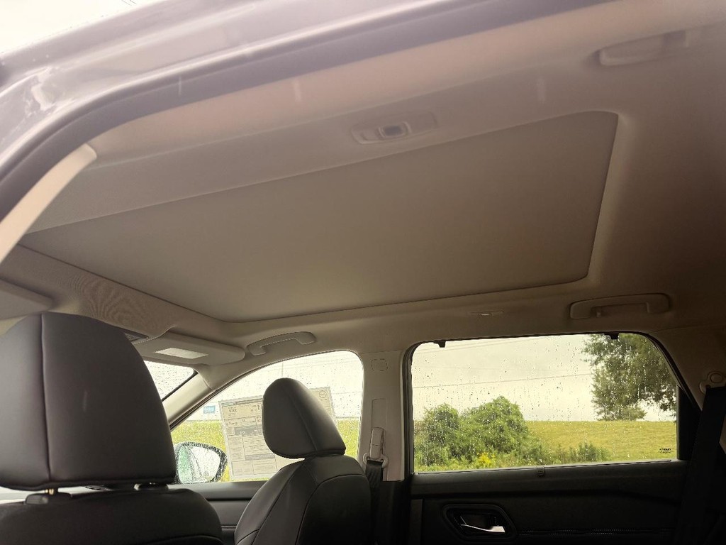 Nissan Rogue Vehicle Full-screen Gallery Image 13