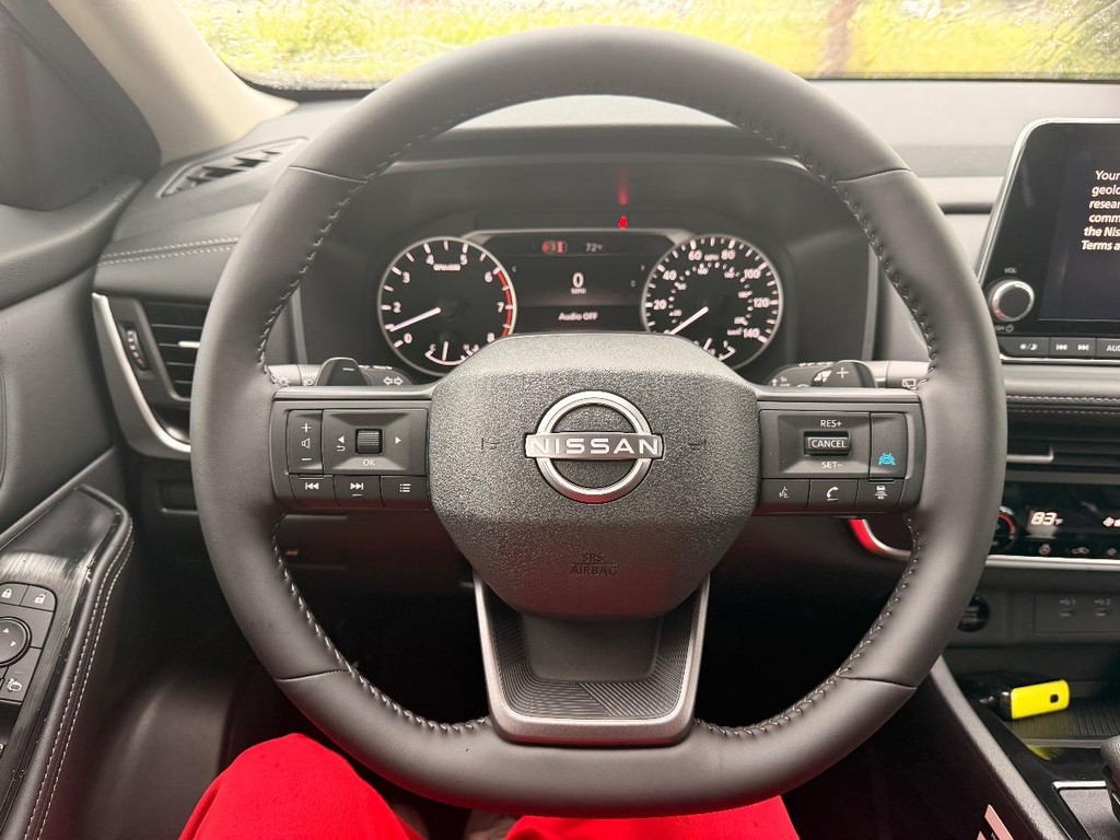 Nissan Rogue Vehicle Full-screen Gallery Image 16