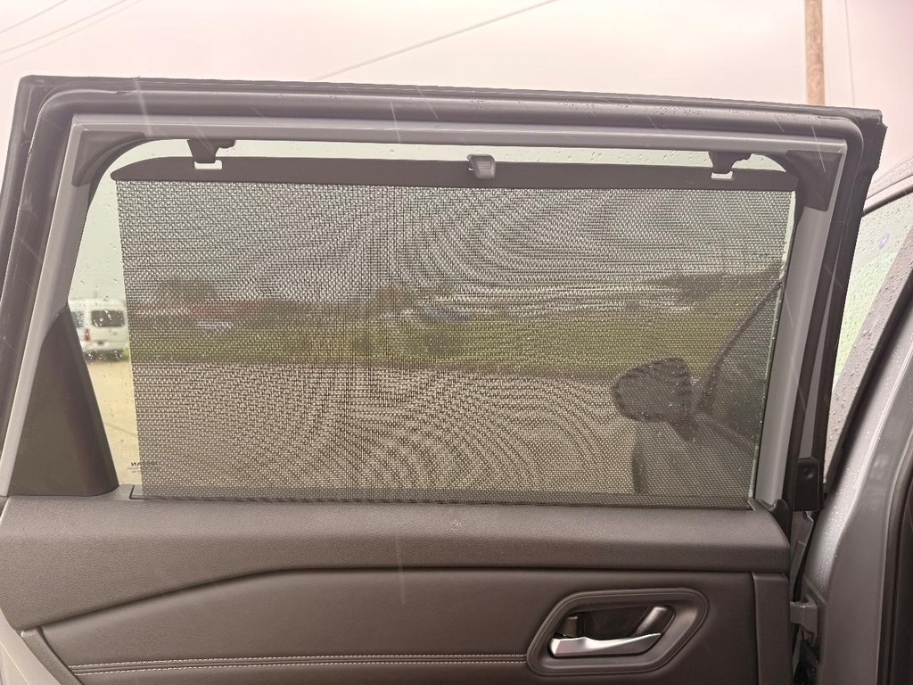 Nissan Rogue Vehicle Full-screen Gallery Image 17