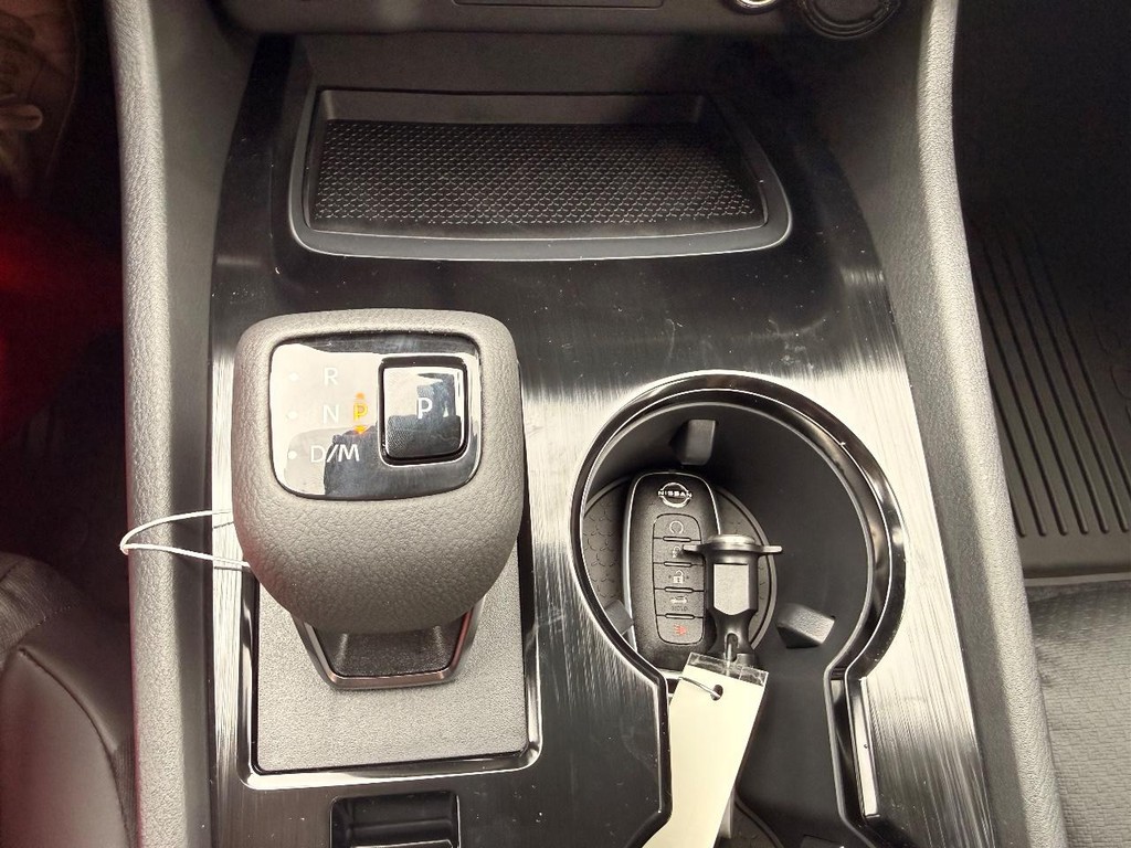 Nissan Rogue Vehicle Full-screen Gallery Image 18