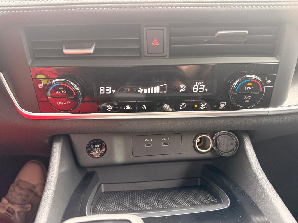 Nissan Rogue Vehicle Full-screen Gallery Image 19