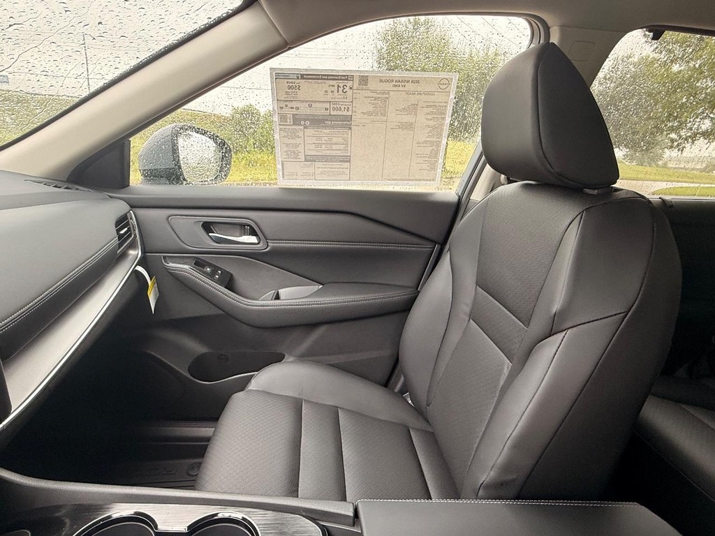 Nissan Rogue Vehicle Full-screen Gallery Image 22