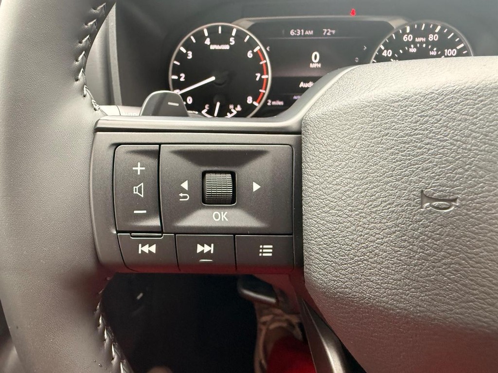 Nissan Rogue Vehicle Full-screen Gallery Image 24