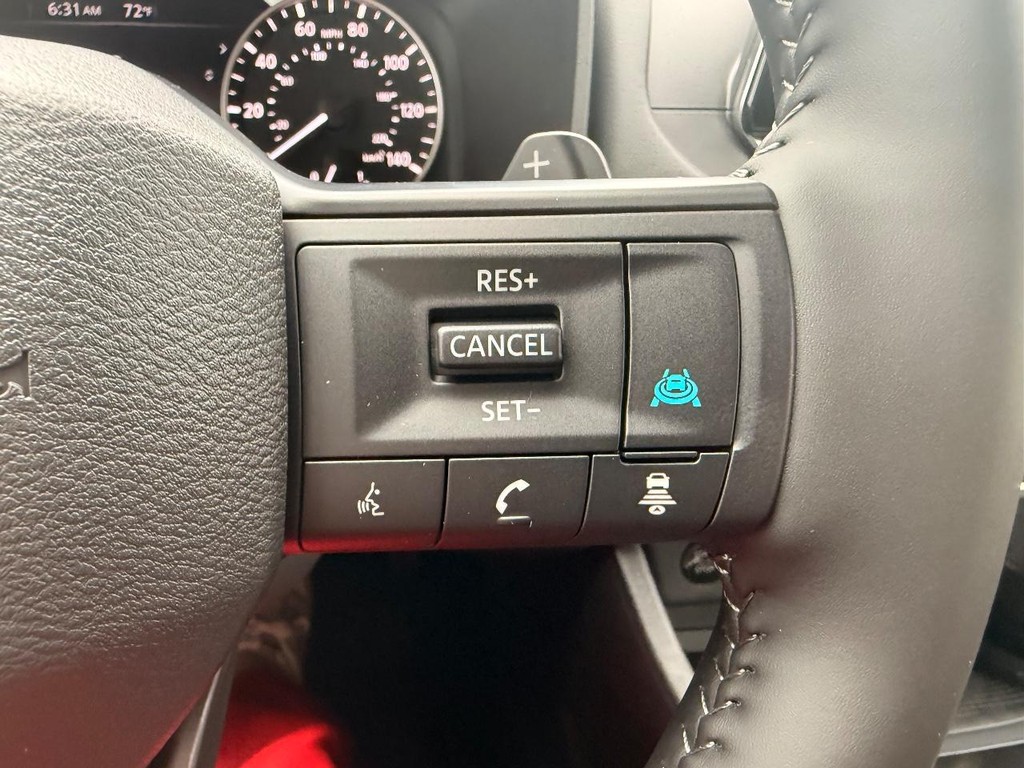 Nissan Rogue Vehicle Full-screen Gallery Image 25