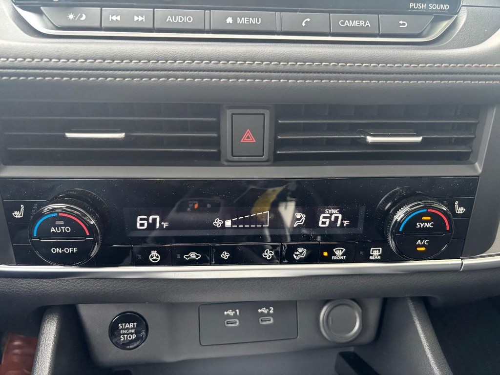 Nissan Rogue Vehicle Full-screen Gallery Image 02