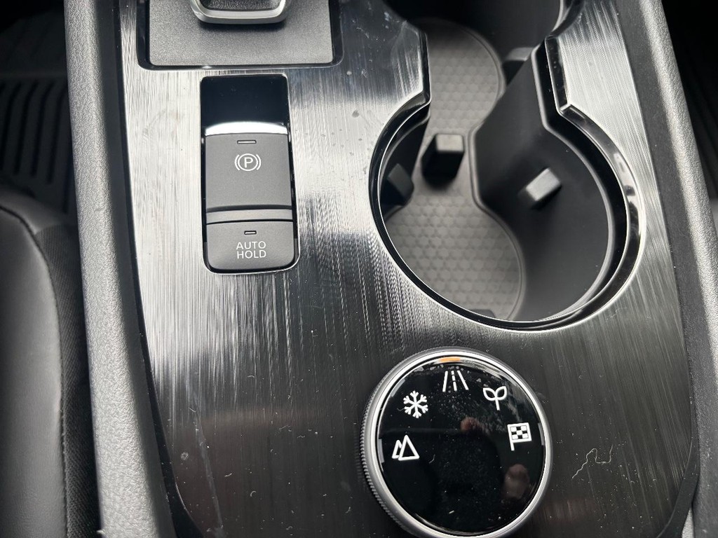 Nissan Rogue Vehicle Full-screen Gallery Image 04