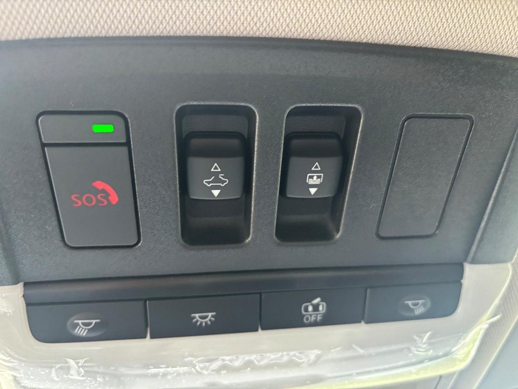 Nissan Rogue Vehicle Full-screen Gallery Image 05