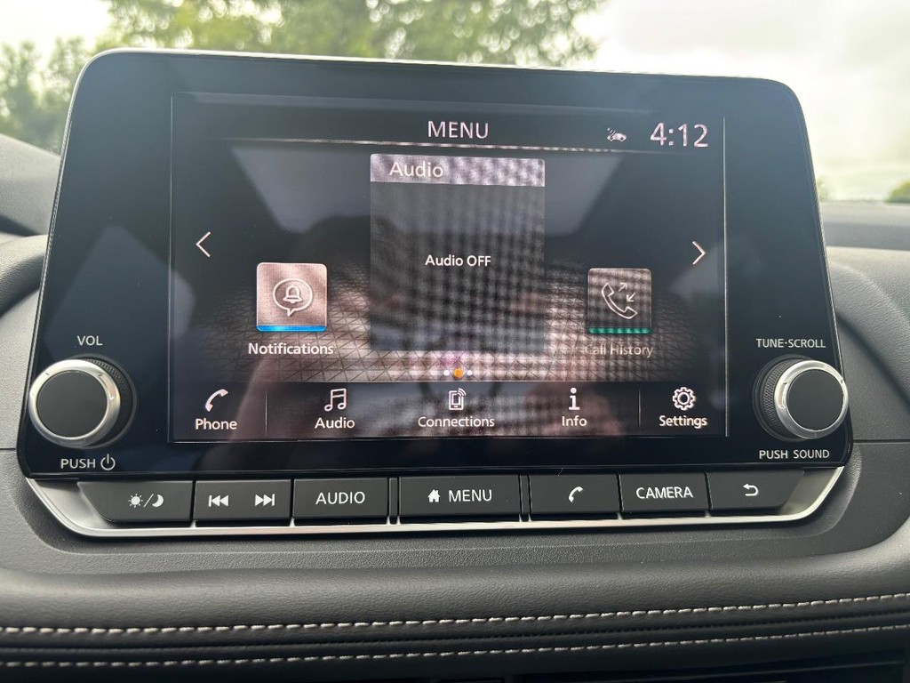 Nissan Rogue Vehicle Full-screen Gallery Image 06