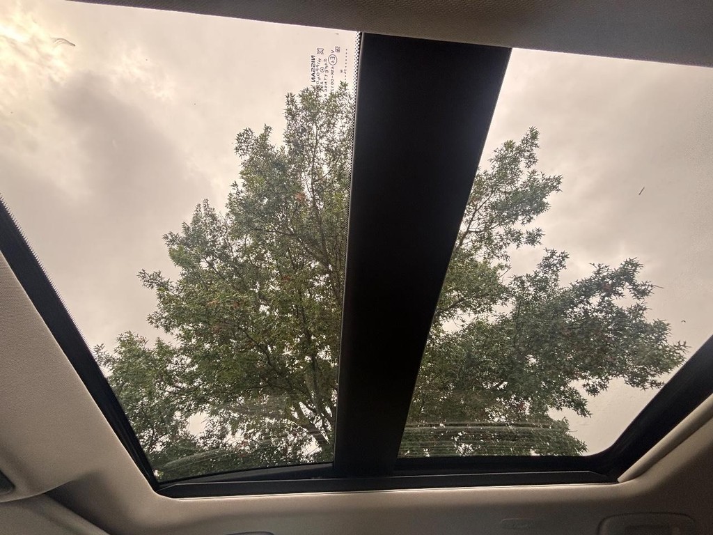 Nissan Rogue Vehicle Full-screen Gallery Image 07