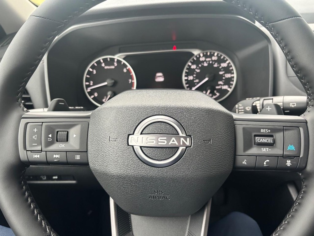 Nissan Rogue Vehicle Full-screen Gallery Image 08