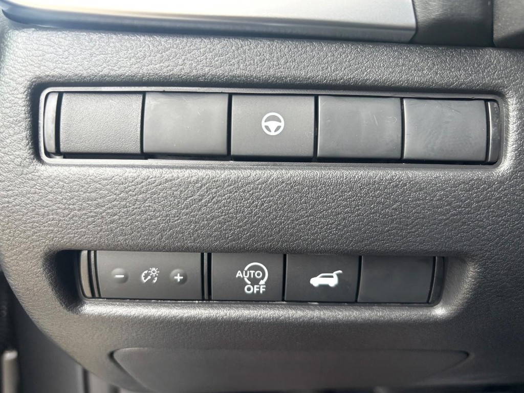 Nissan Rogue Vehicle Full-screen Gallery Image 09