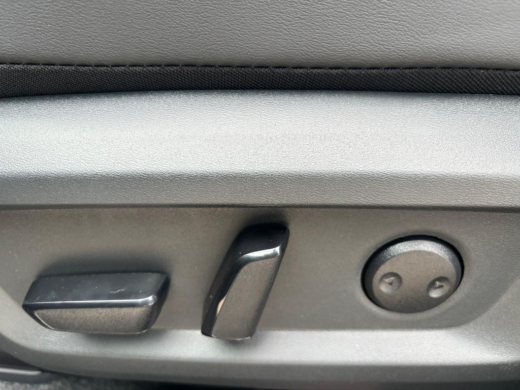 Nissan Rogue Vehicle Full-screen Gallery Image 10