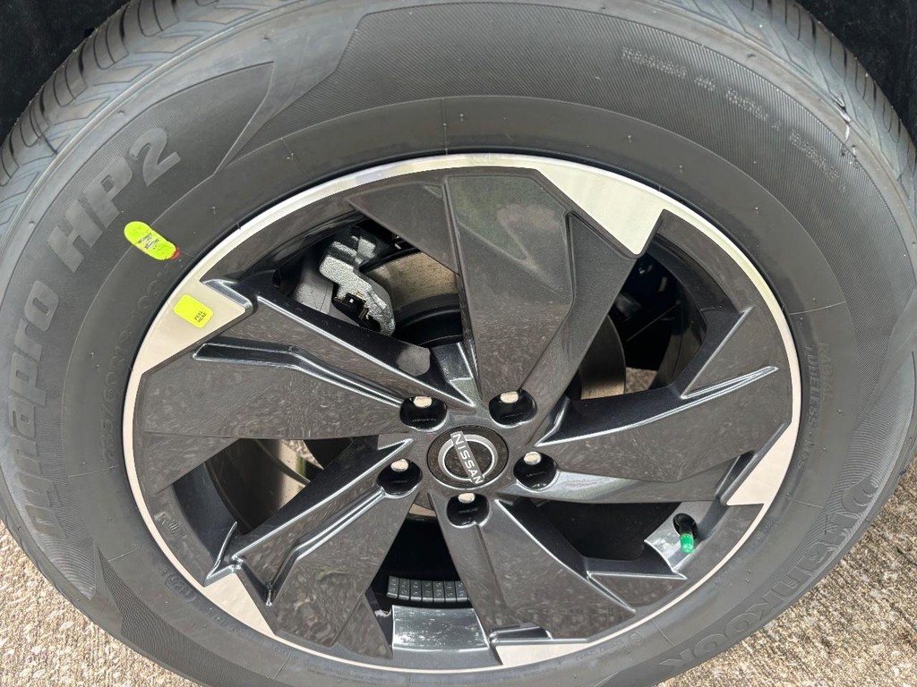 Nissan Rogue Vehicle Full-screen Gallery Image 11