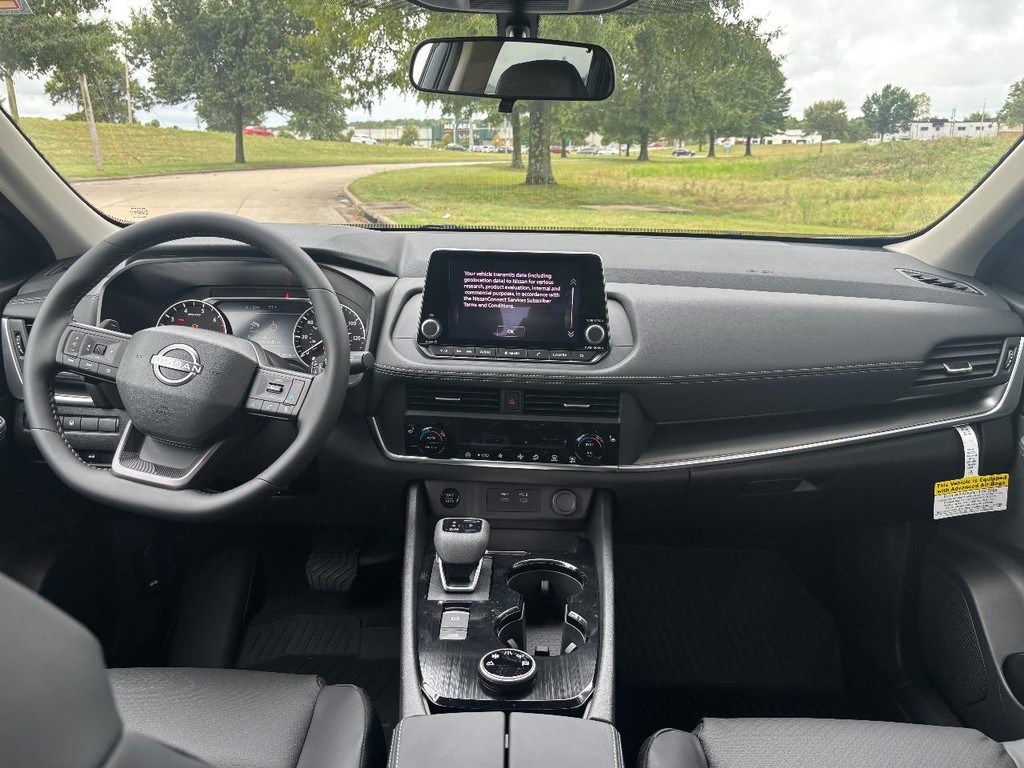 Nissan Rogue Vehicle Full-screen Gallery Image 12