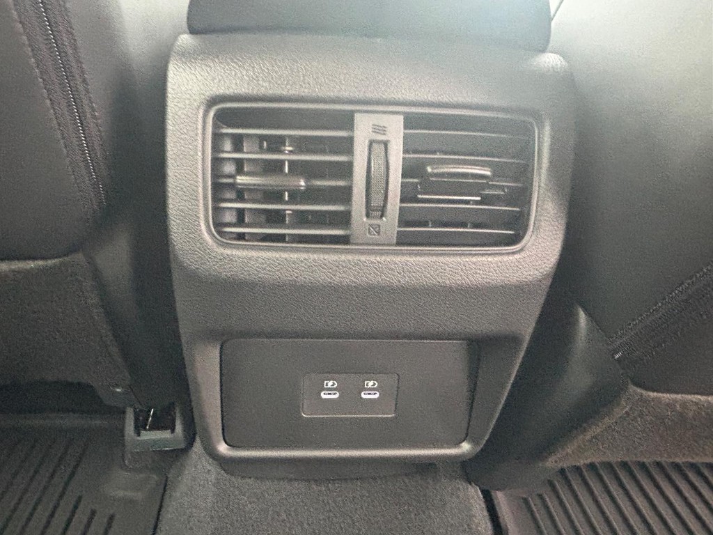 Nissan Rogue Vehicle Full-screen Gallery Image 13