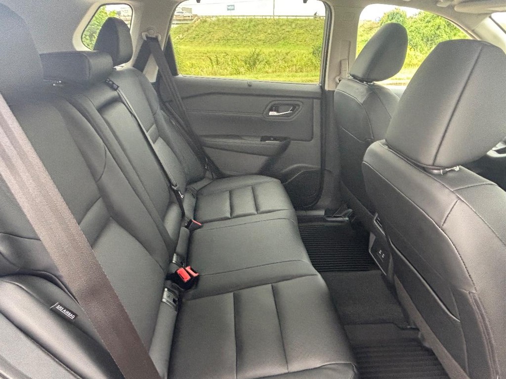 Nissan Rogue Vehicle Full-screen Gallery Image 14