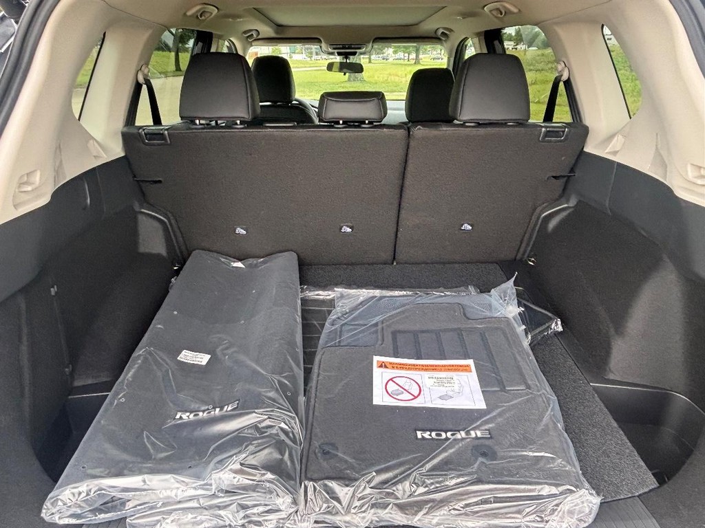 Nissan Rogue Vehicle Full-screen Gallery Image 15