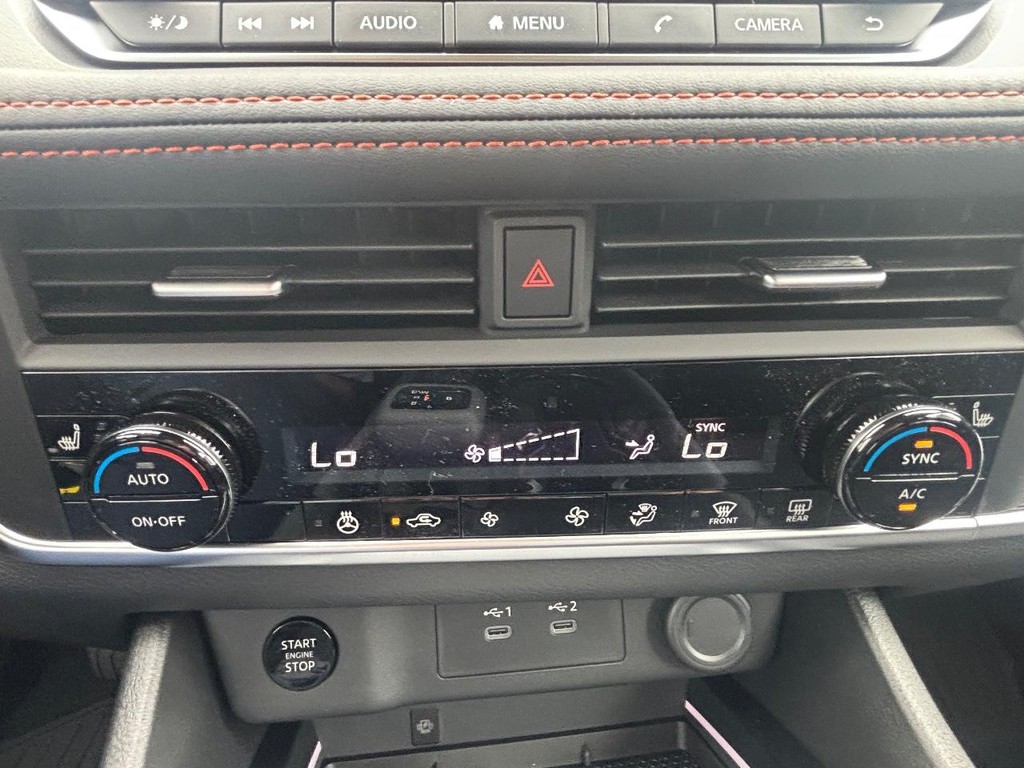 Nissan Rogue Vehicle Full-screen Gallery Image 02