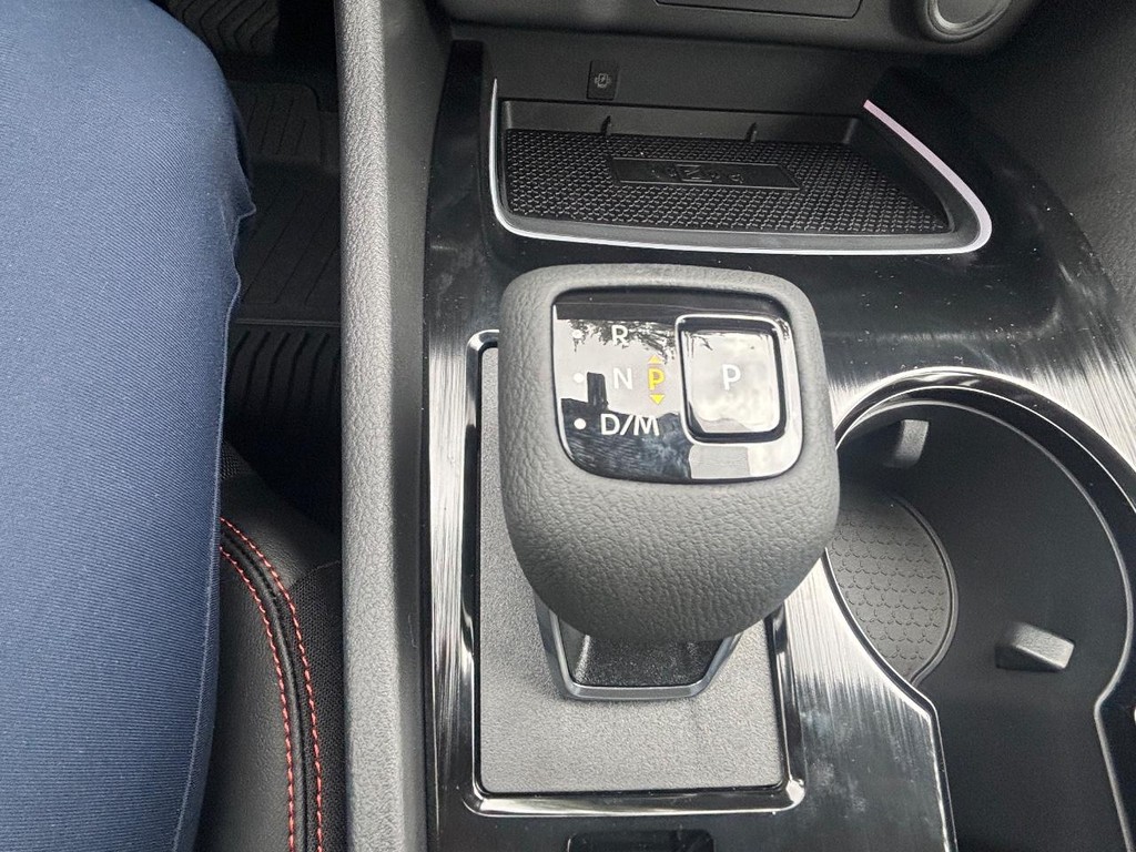 Nissan Rogue Vehicle Full-screen Gallery Image 04