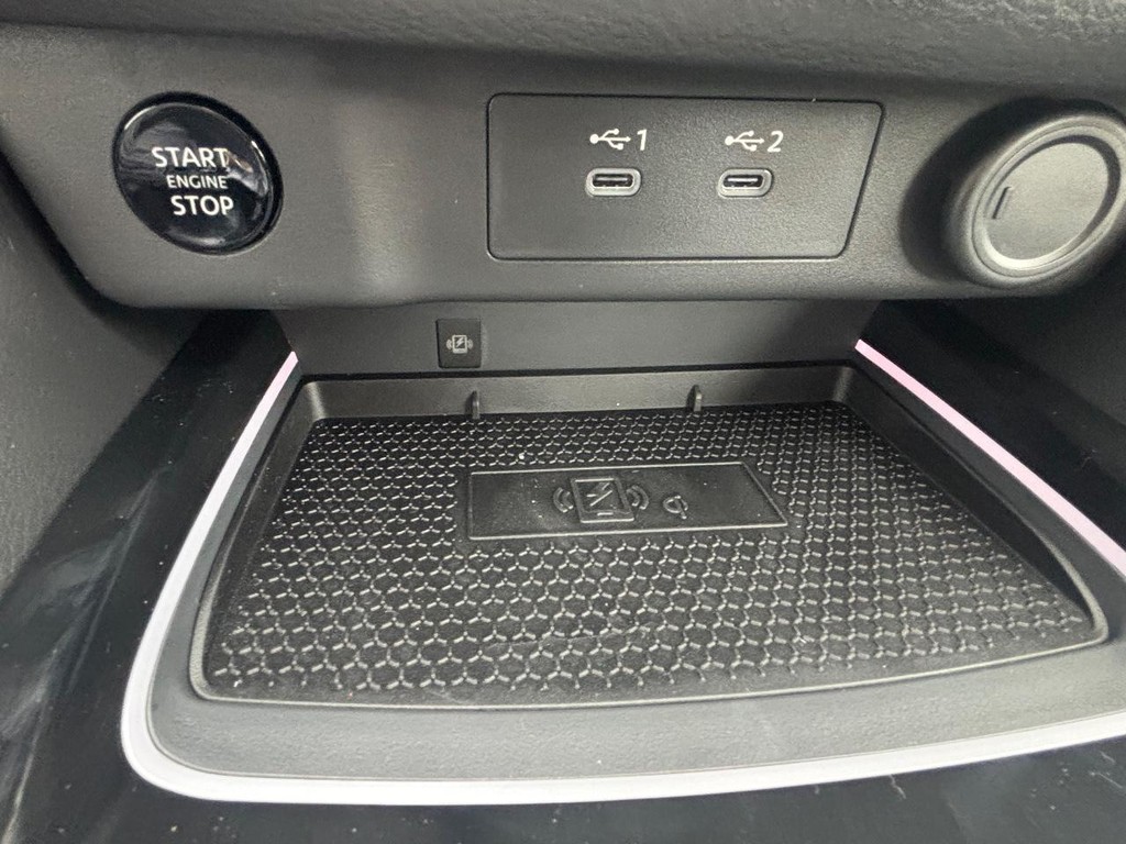 Nissan Rogue Vehicle Full-screen Gallery Image 05