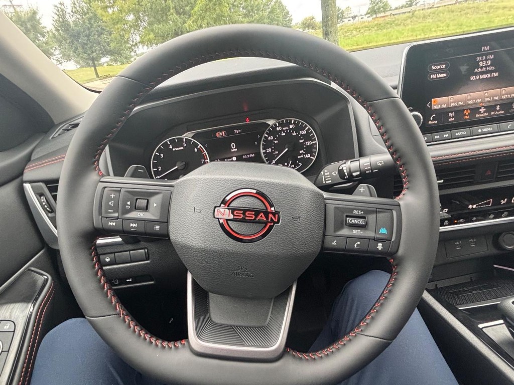 Nissan Rogue Vehicle Full-screen Gallery Image 06