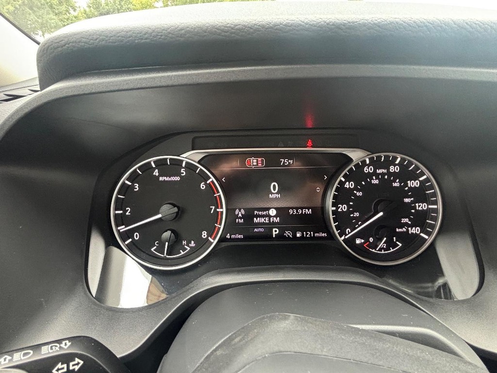 Nissan Rogue Vehicle Full-screen Gallery Image 07