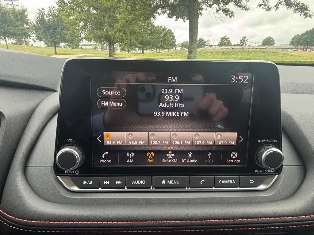 Nissan Rogue Vehicle Full-screen Gallery Image 08