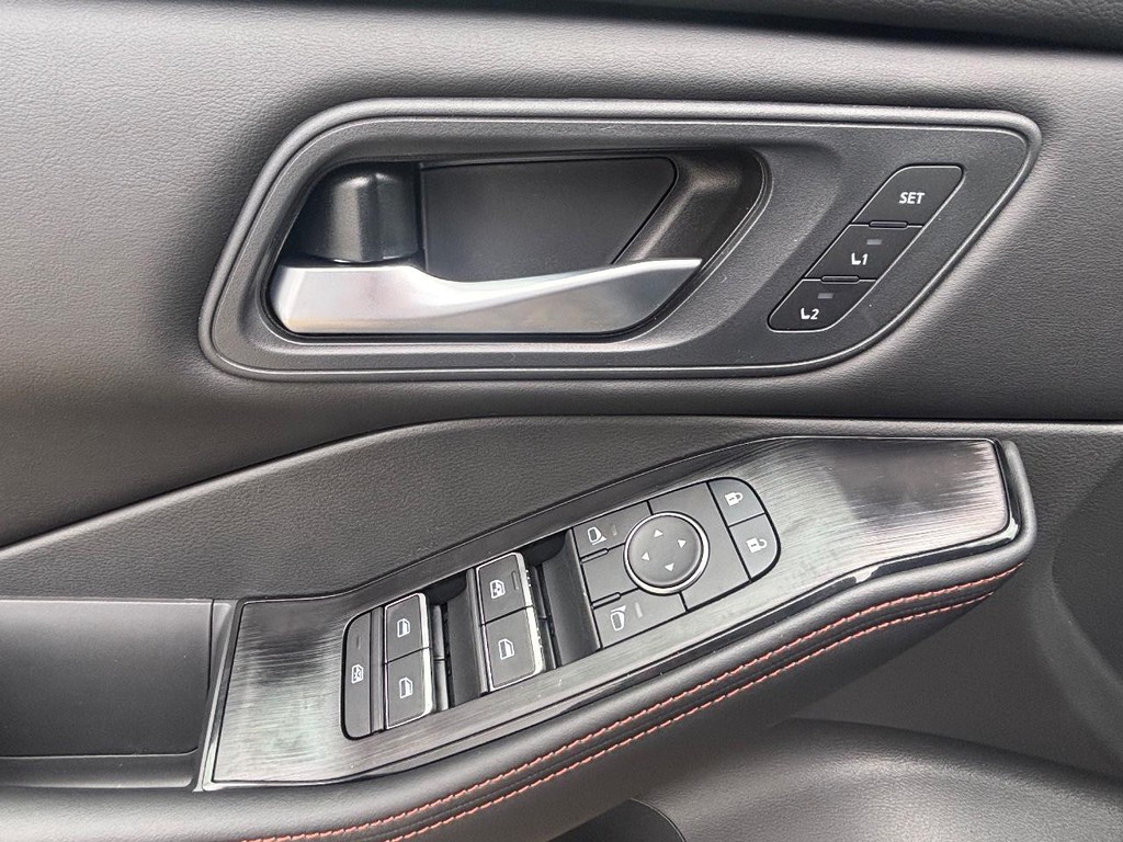 Nissan Rogue Vehicle Full-screen Gallery Image 09