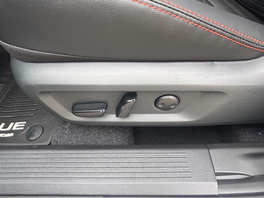 Nissan Rogue Vehicle Full-screen Gallery Image 11