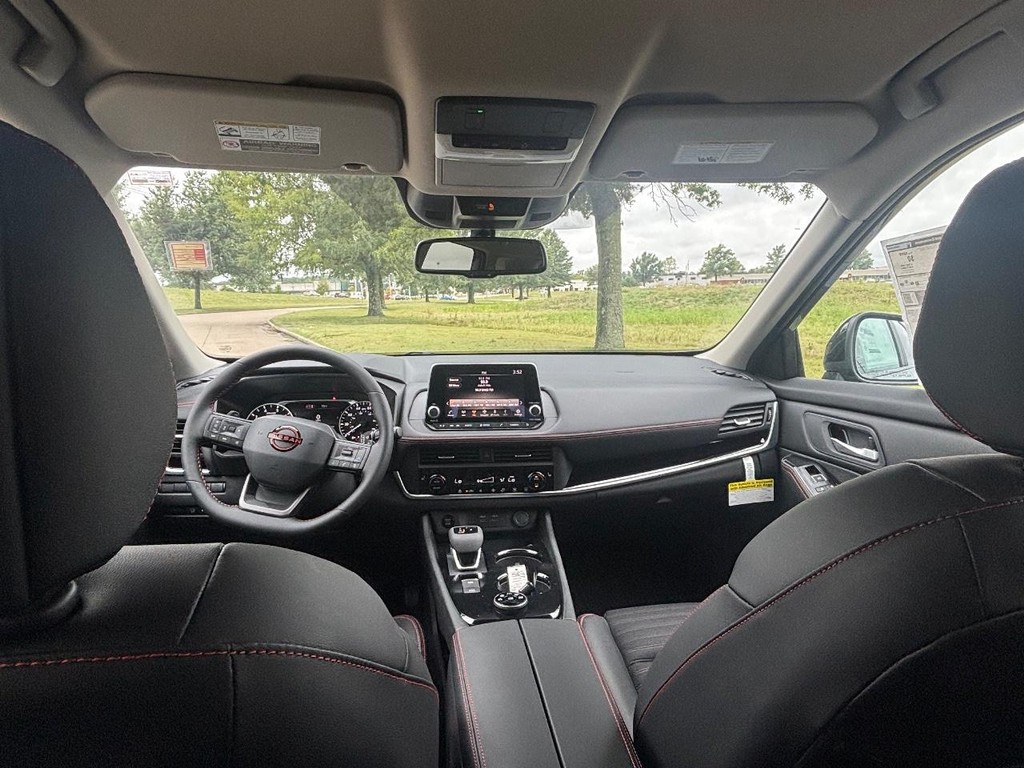 Nissan Rogue Vehicle Full-screen Gallery Image 12