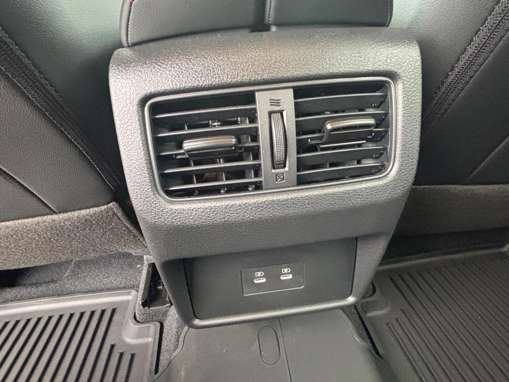 Nissan Rogue Vehicle Full-screen Gallery Image 13