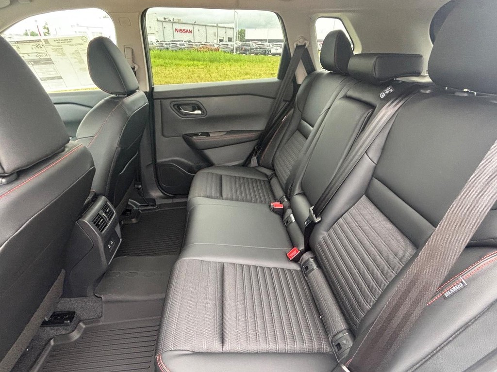 Nissan Rogue Vehicle Full-screen Gallery Image 14