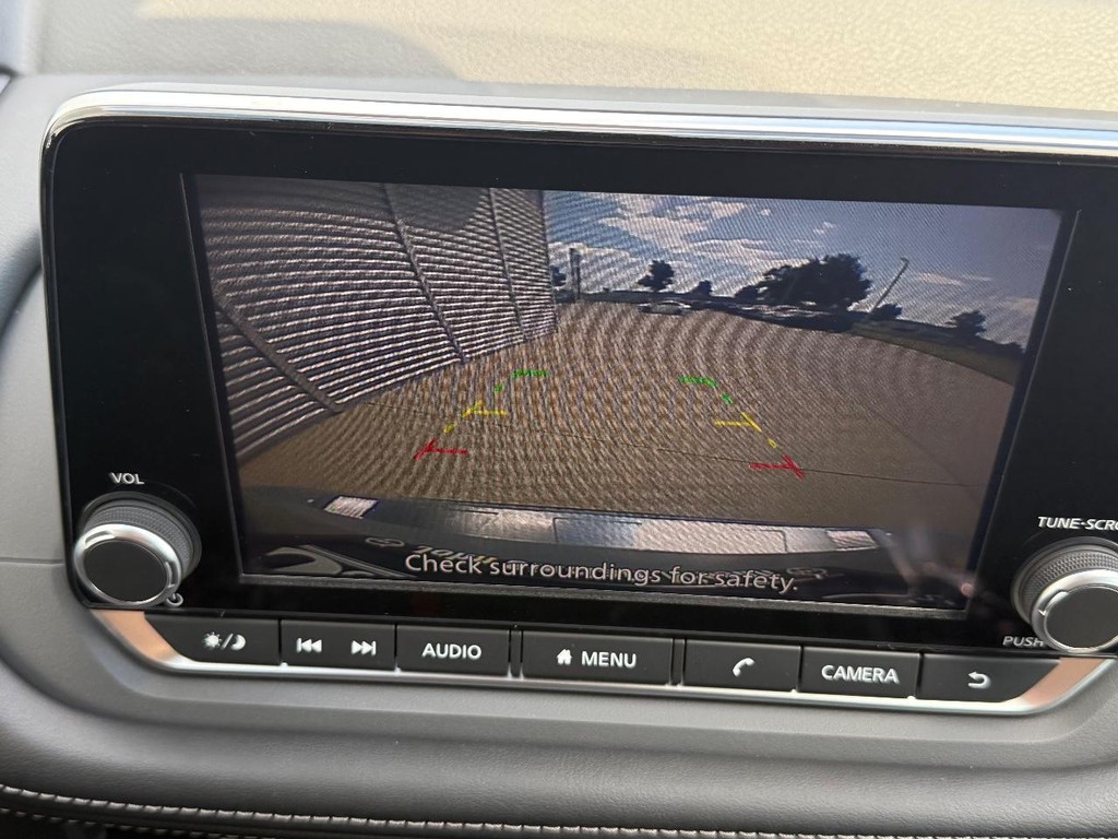 Nissan Rogue Vehicle Full-screen Gallery Image 02