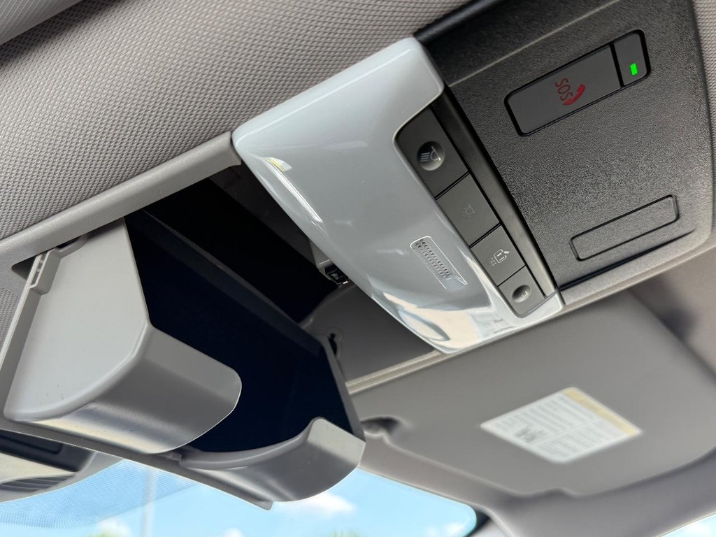 Nissan Rogue Vehicle Full-screen Gallery Image 03