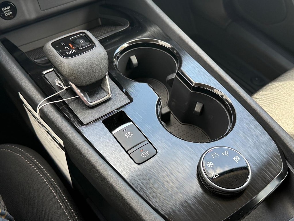 Nissan Rogue Vehicle Full-screen Gallery Image 04