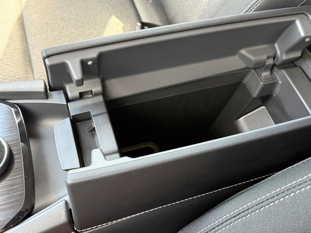 Nissan Rogue Vehicle Full-screen Gallery Image 06