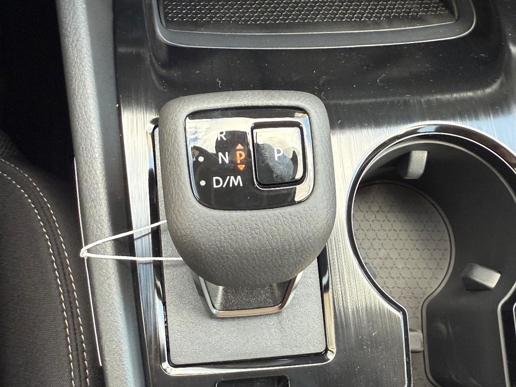 Nissan Rogue Vehicle Full-screen Gallery Image 07