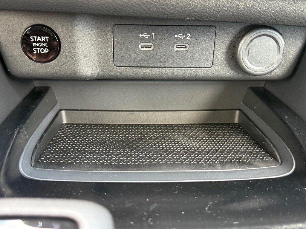 Nissan Rogue Vehicle Full-screen Gallery Image 08