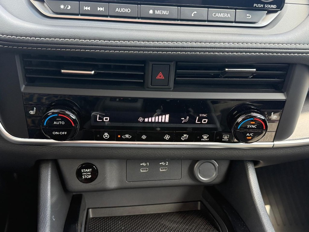 Nissan Rogue Vehicle Full-screen Gallery Image 09