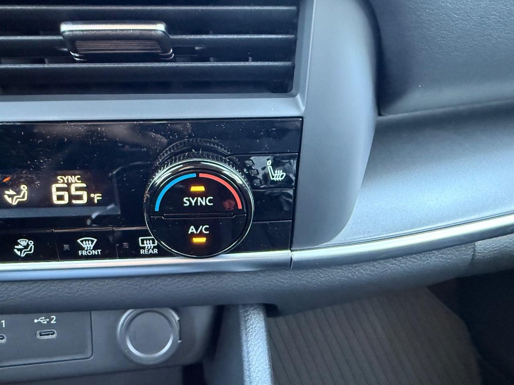 Nissan Rogue Vehicle Full-screen Gallery Image 10