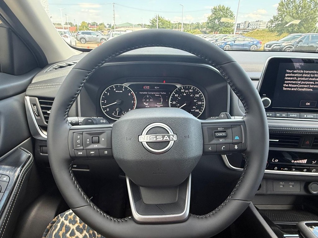 Nissan Rogue Vehicle Full-screen Gallery Image 13