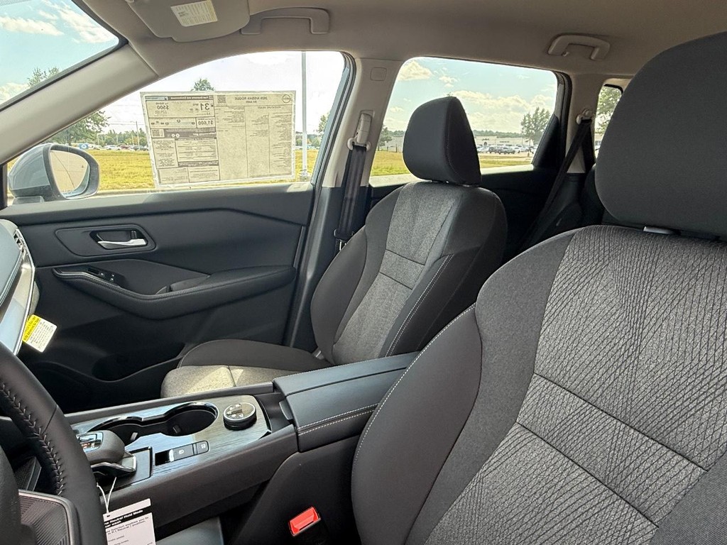 Nissan Rogue Vehicle Full-screen Gallery Image 14