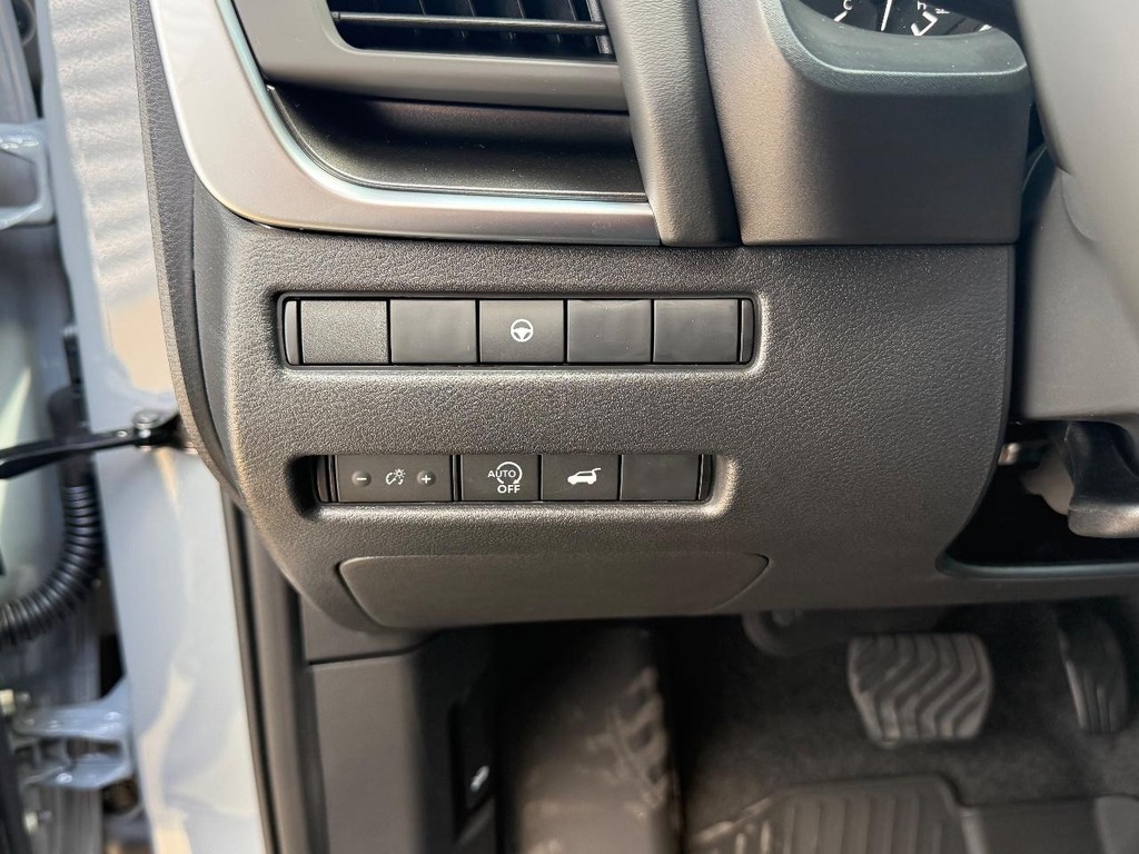 Nissan Rogue Vehicle Full-screen Gallery Image 15