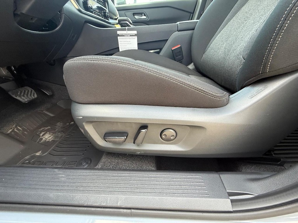 Nissan Rogue Vehicle Full-screen Gallery Image 16