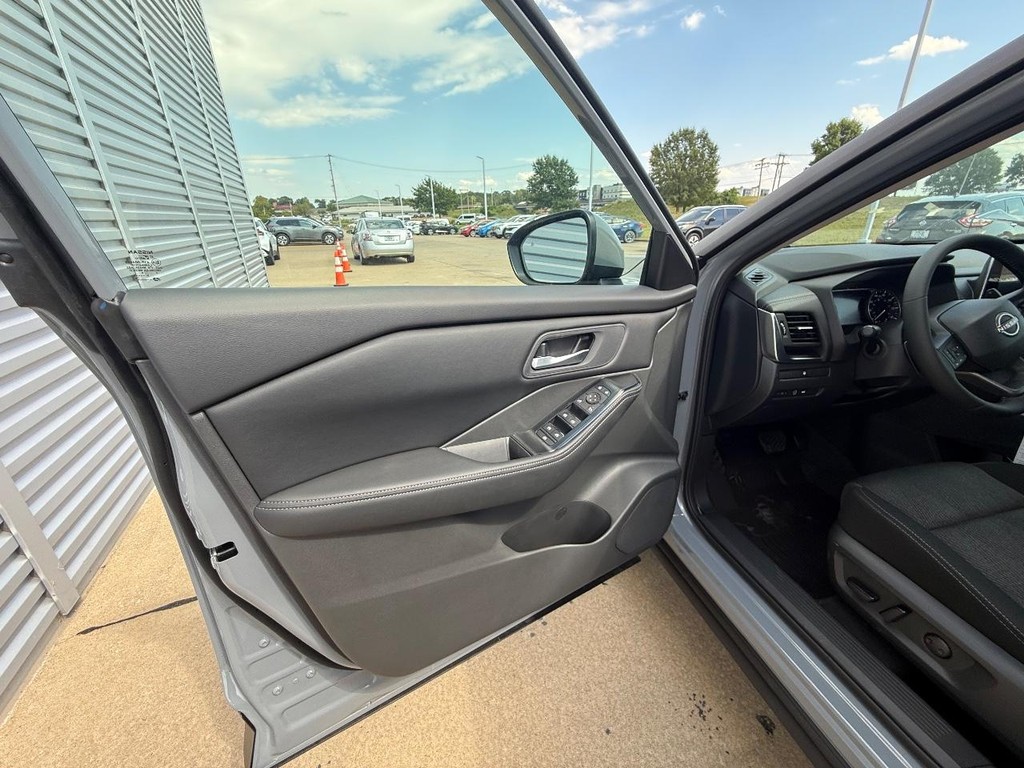 Nissan Rogue Vehicle Full-screen Gallery Image 17