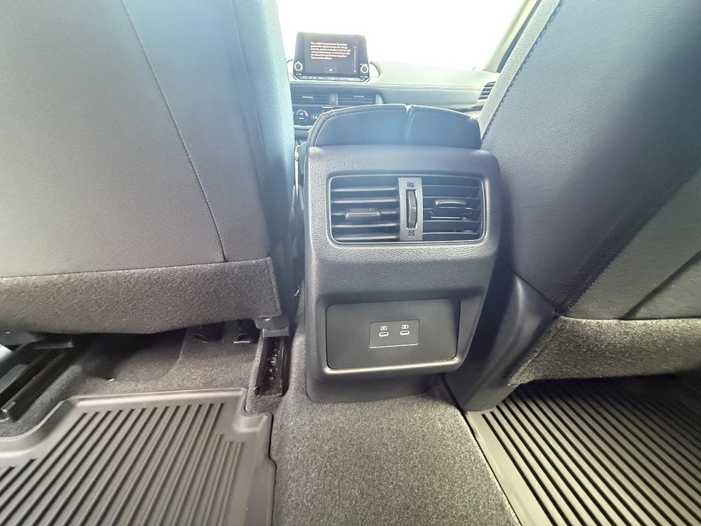 Nissan Rogue Vehicle Full-screen Gallery Image 19