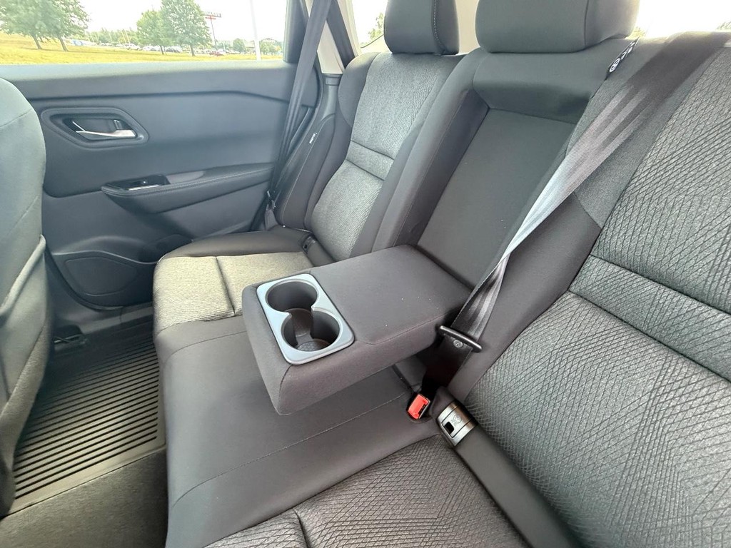 Nissan Rogue Vehicle Full-screen Gallery Image 20